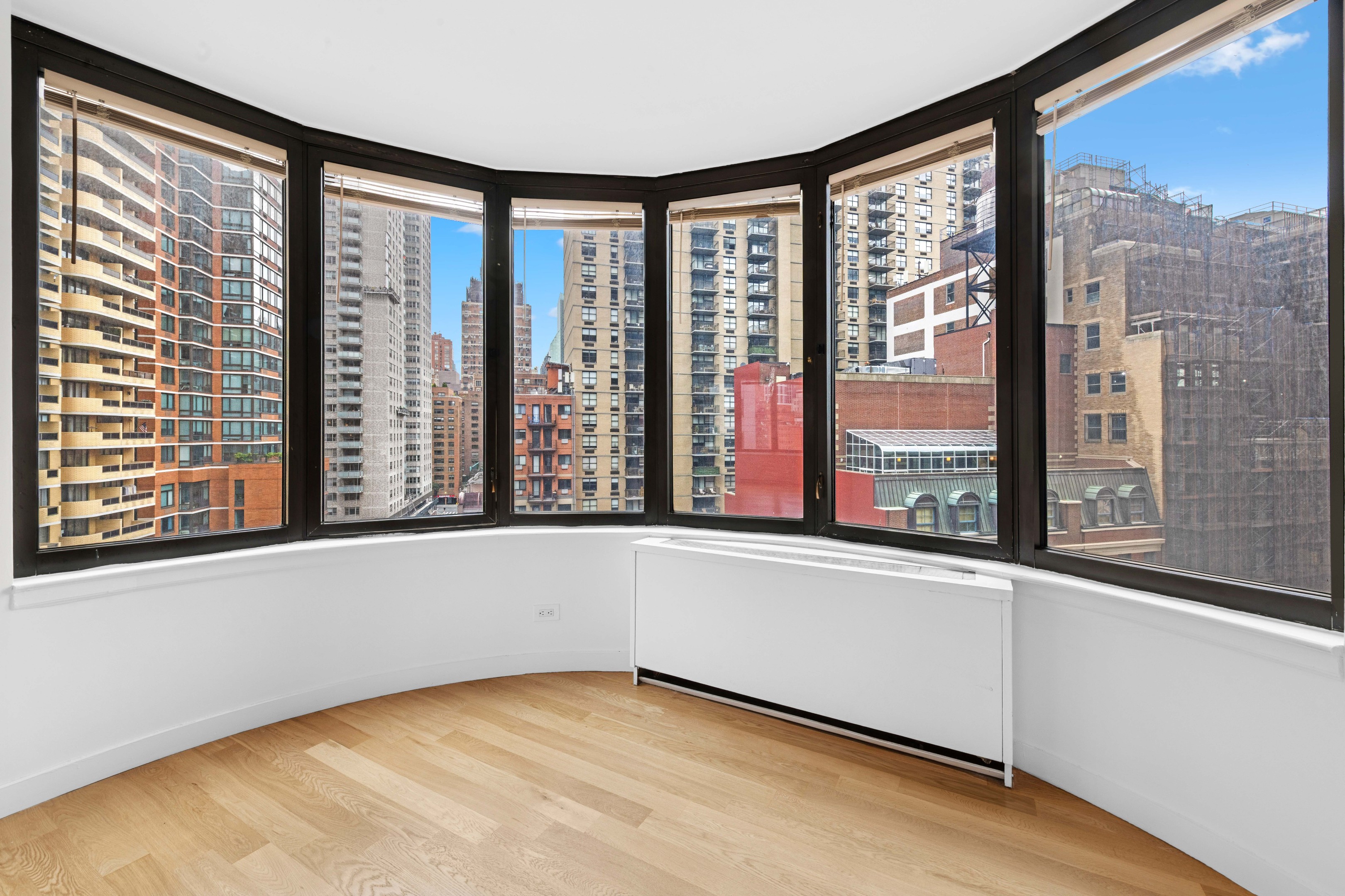 #1 photo, 330 E 38th Street, मैनहटन Murray Hill , NY 10016