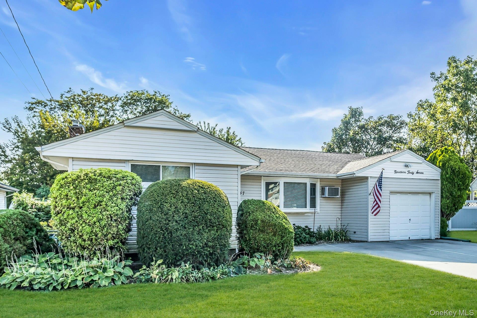 #1 photo, 1947 Cole Drive, नासाउ काउंटी East Meadow , NY 11554