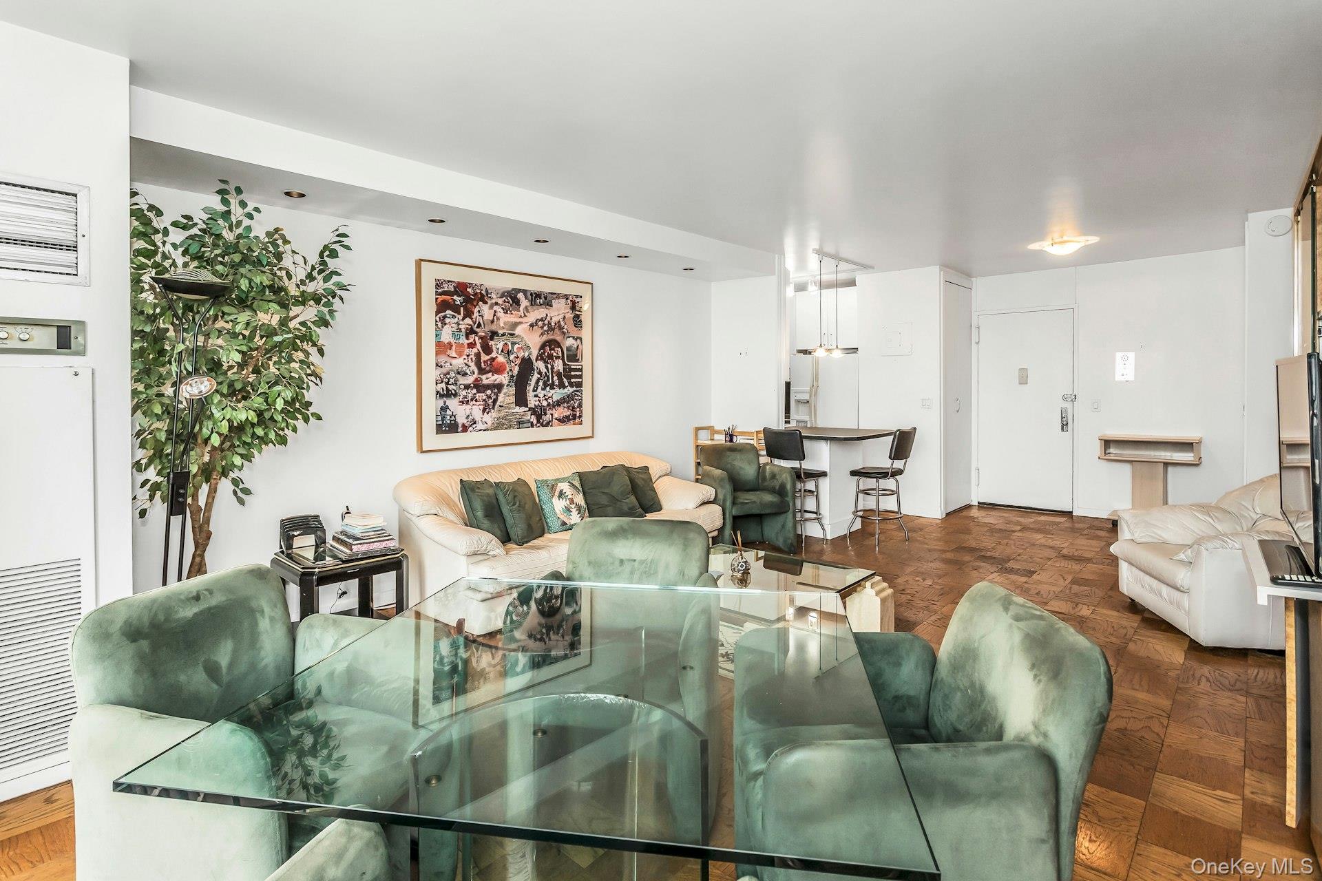 #10 photo, 269-10 Grand Central Parkway, クイーンズ区 Floral Park , NY 11005