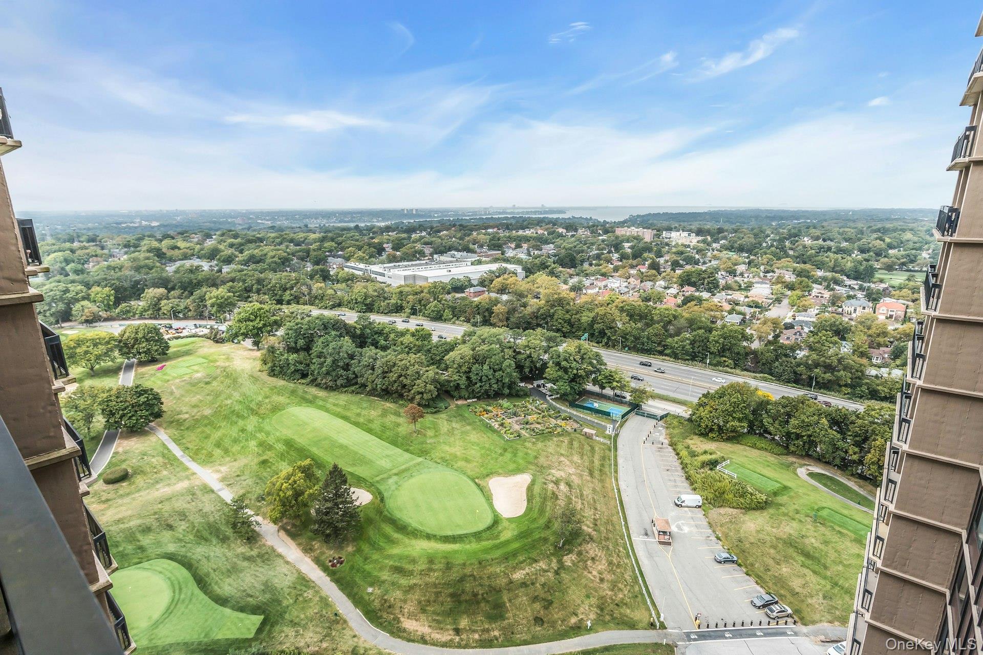 #19 photo, 269-10 Grand Central Parkway, クイーンズ区 Floral Park , NY 11005