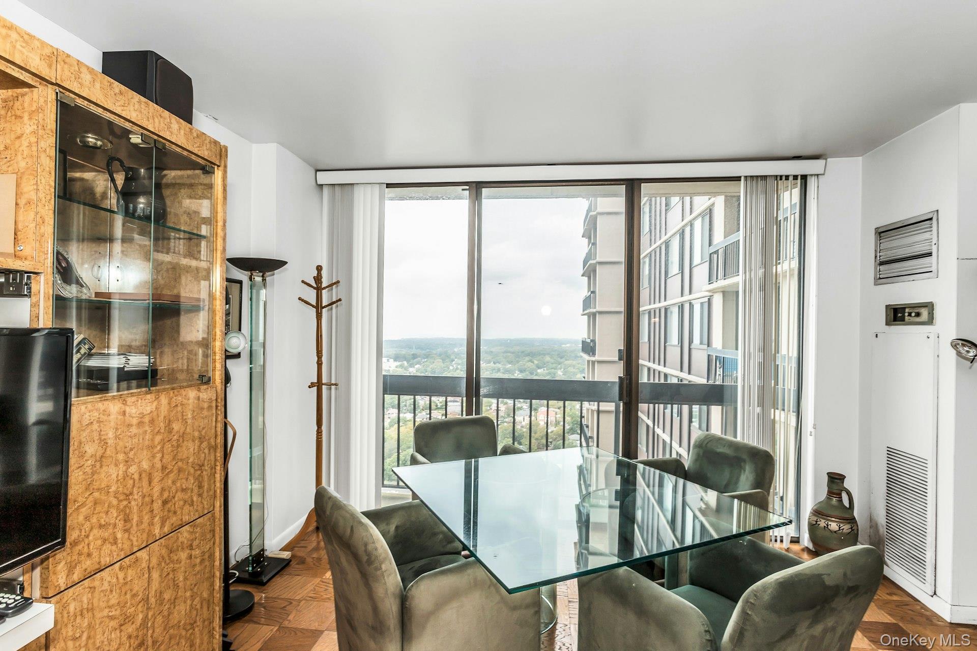 #9 photo, 269-10 Grand Central Parkway, クイーンズ区 Floral Park , NY 11005