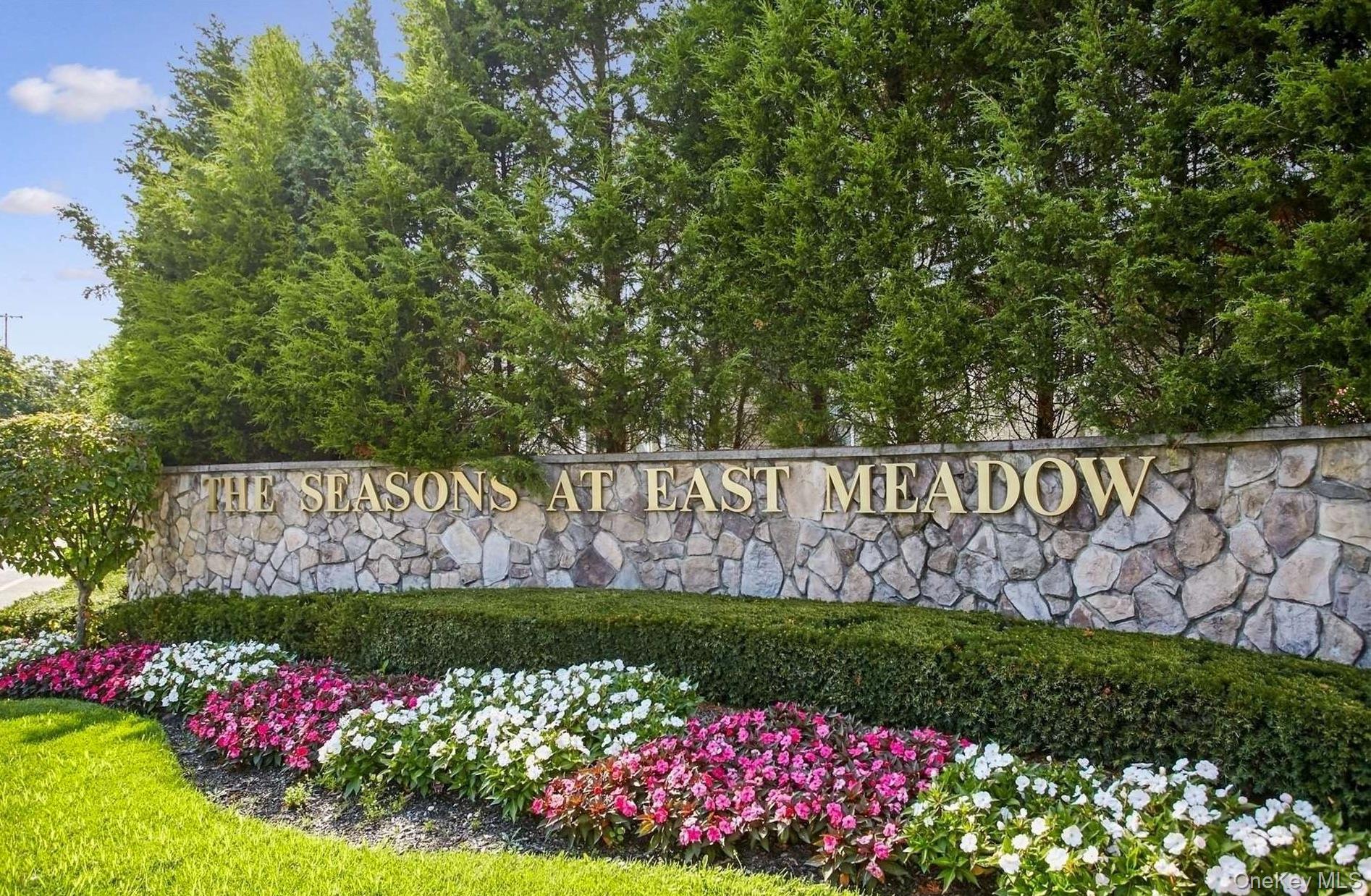 #1 photo, 383 Summer Court, ナッソー郡 East Meadow , NY 11554