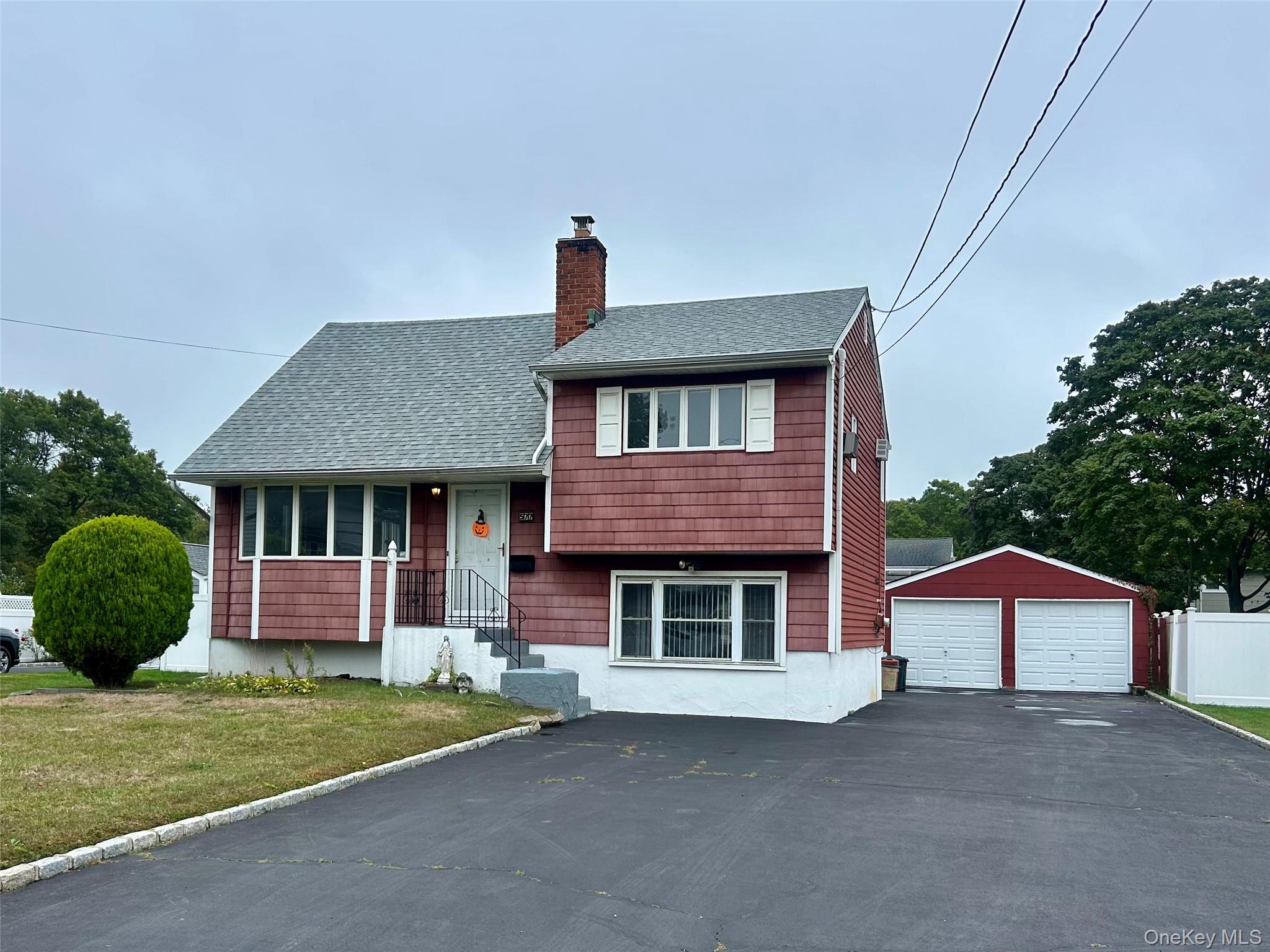 #1 photo, 577 Peter Paul Drive, सफ़ोक काउंटी West Islip , NY 11795