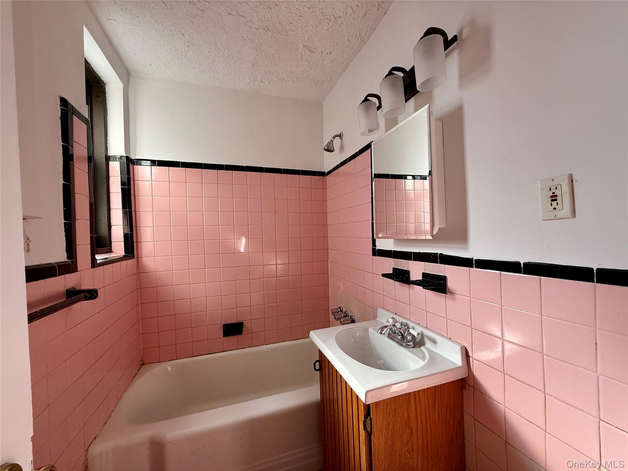 #18 photo, 112-24 Northern Boulevard, クイーンズ区 Corona , NY 11368