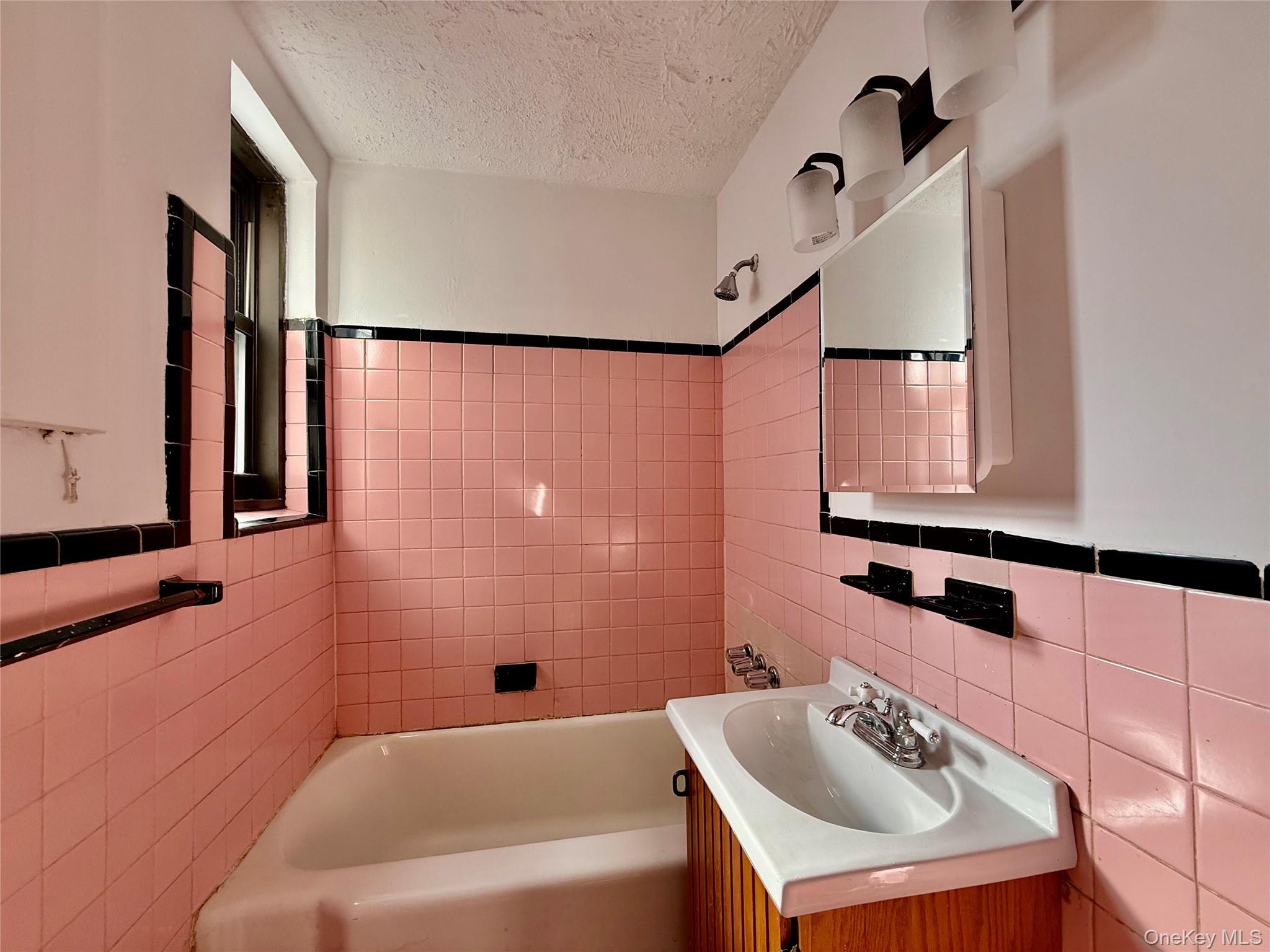 #19 photo, 112-24 Northern Boulevard, クイーンズ区 Corona , NY 11368