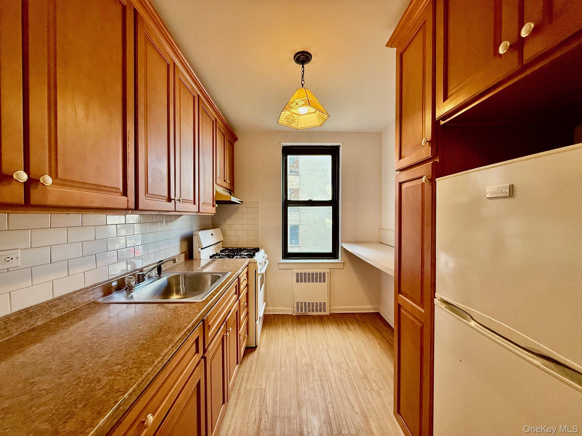 #4 photo, 112-24 Northern Boulevard, クイーンズ区 Corona , NY 11368