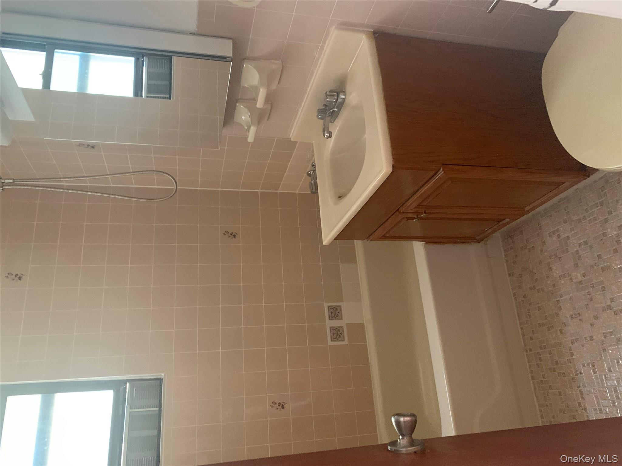 #2 photo, 3975 56th Street, クイーンズ区 Woodside , NY 11377