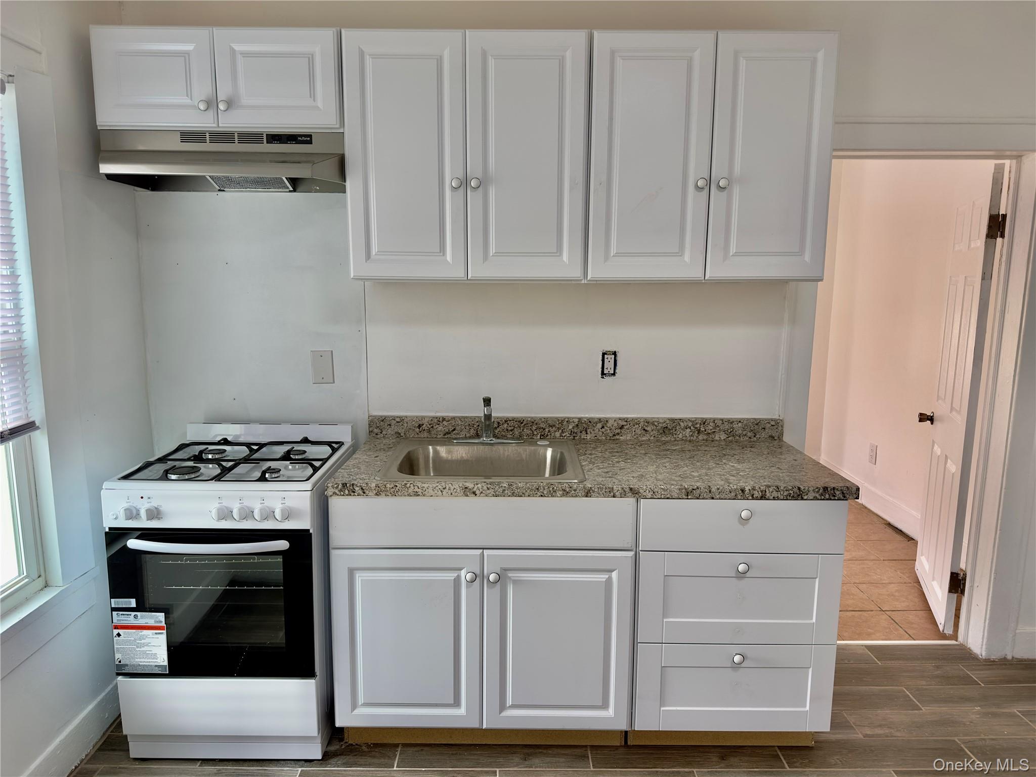 #2 photo, 104 Henry Street, ナッソー郡 Inwood , NY 11096