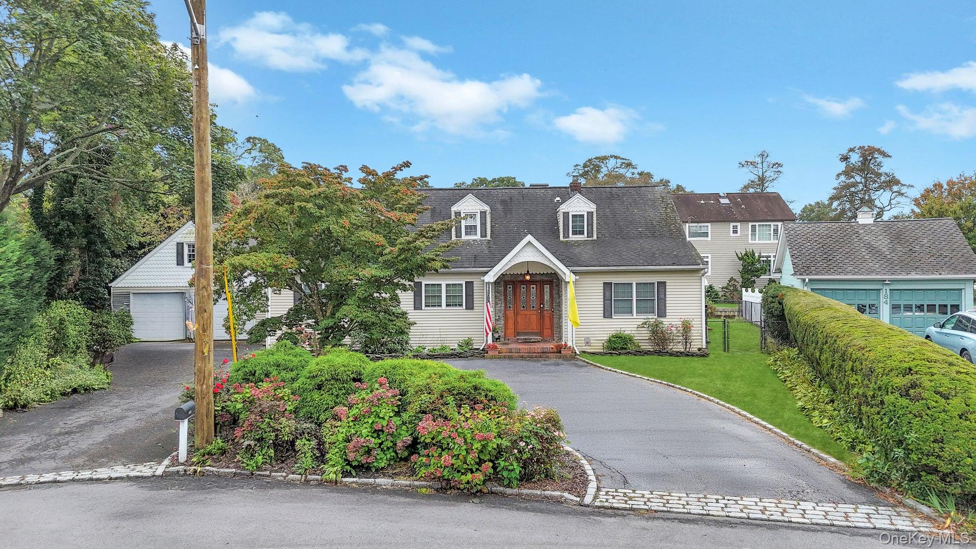 #1 photo, 190 Connetquot Drive, Oakdale , NY 11769