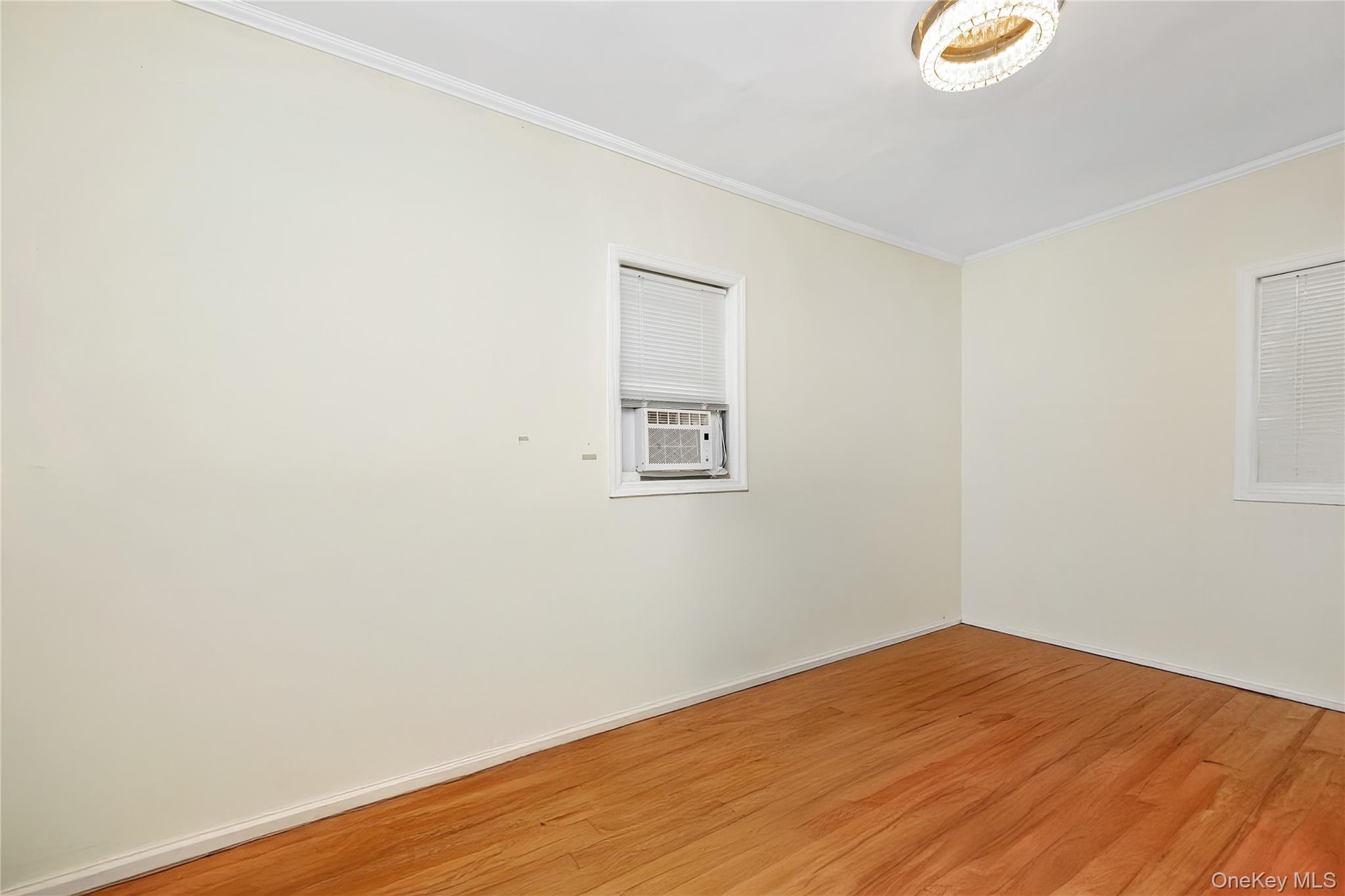 #12 photo, 49-12 69th Street, クイーンズ区 Woodside , NY 11377