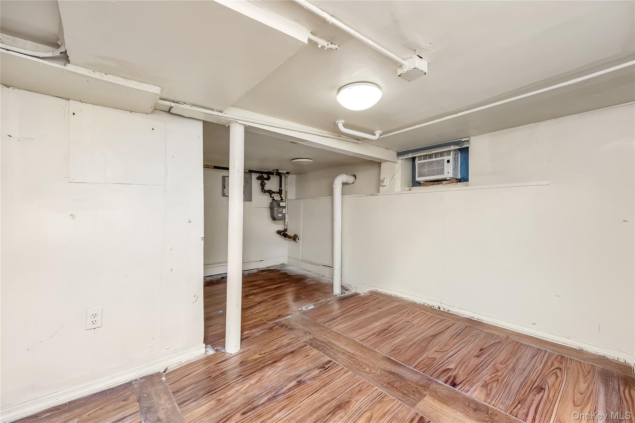 #13 photo, 49-12 69th Street, クイーンズ区 Woodside , NY 11377