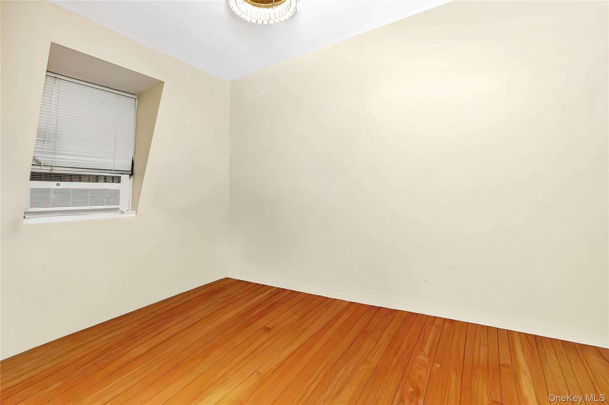 #18 photo, 49-12 69th Street, クイーンズ区 Woodside , NY 11377