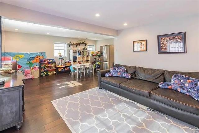 #19 photo, 211-22 34th Rd, Bayside , NY 11361