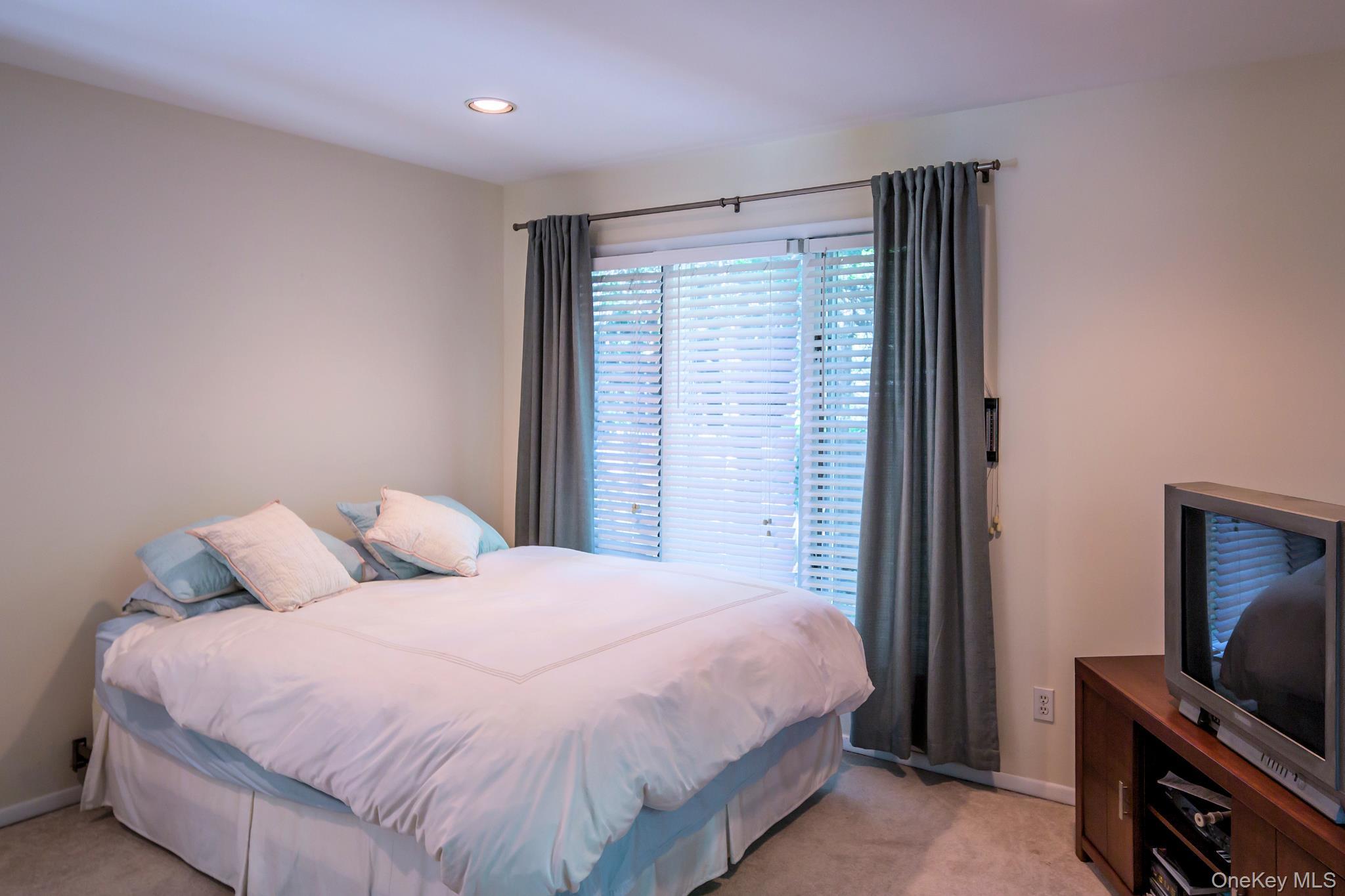 #15 photo, 41 Squaw Road, सफ़ोक काउंटी Springs , NY 11937