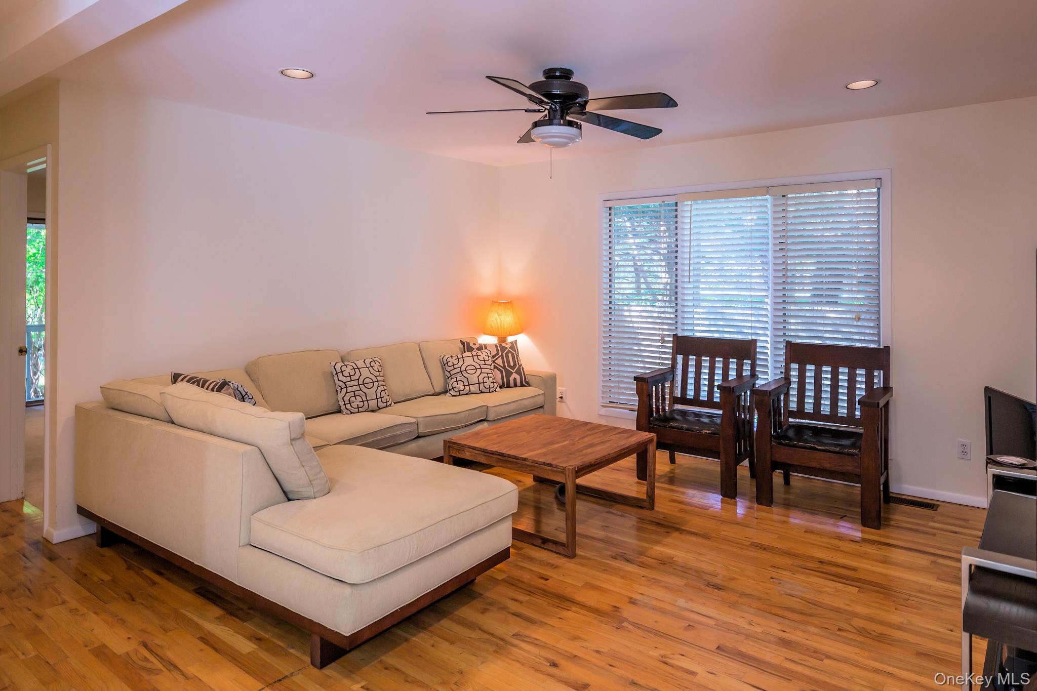 #18 photo, 41 Squaw Road, सफ़ोक काउंटी Springs , NY 11937