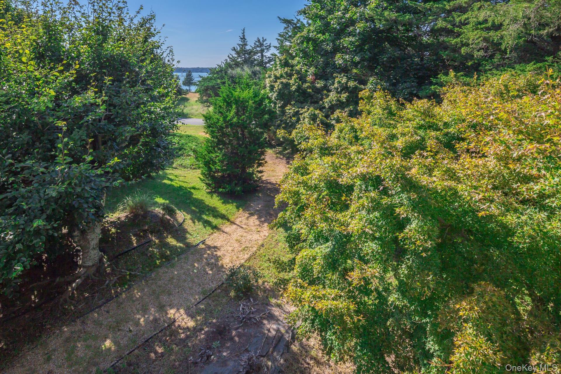 #19 photo, 41 Squaw Road, सफ़ोक काउंटी Springs , NY 11937