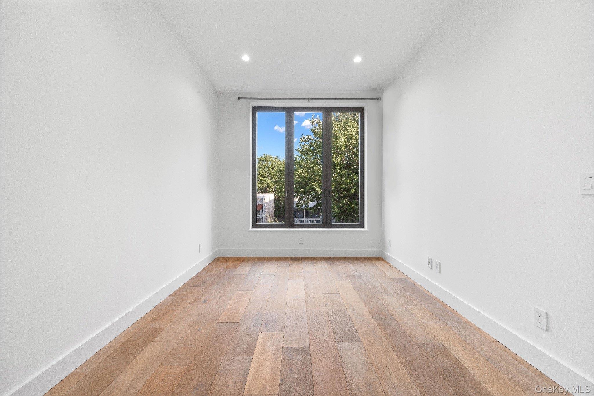 #11 photo, 2633 28th Street, クイーンズ区 Astoria , NY 11102