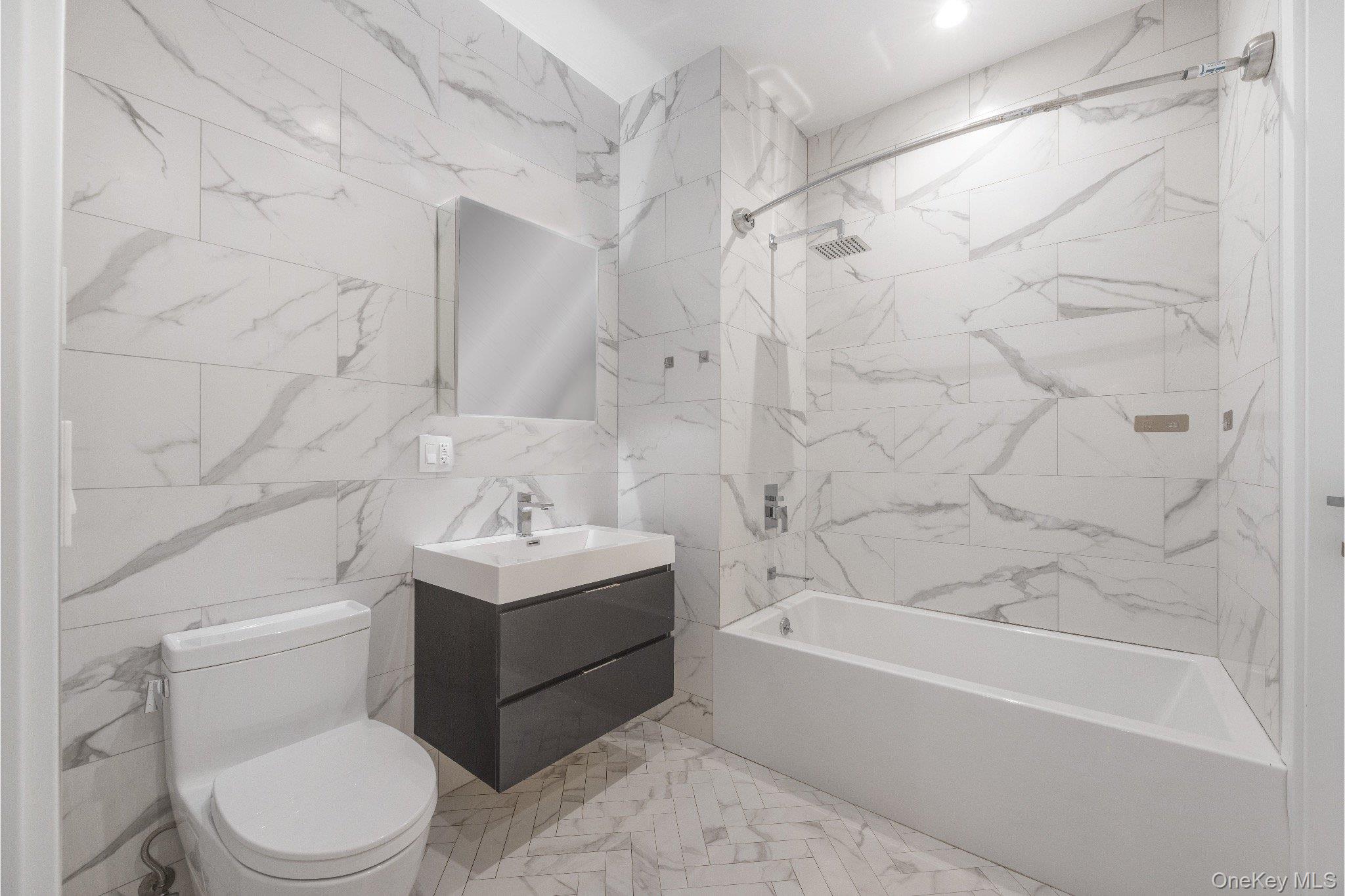 #13 photo, 2633 28th Street, クイーンズ区 Astoria , NY 11102