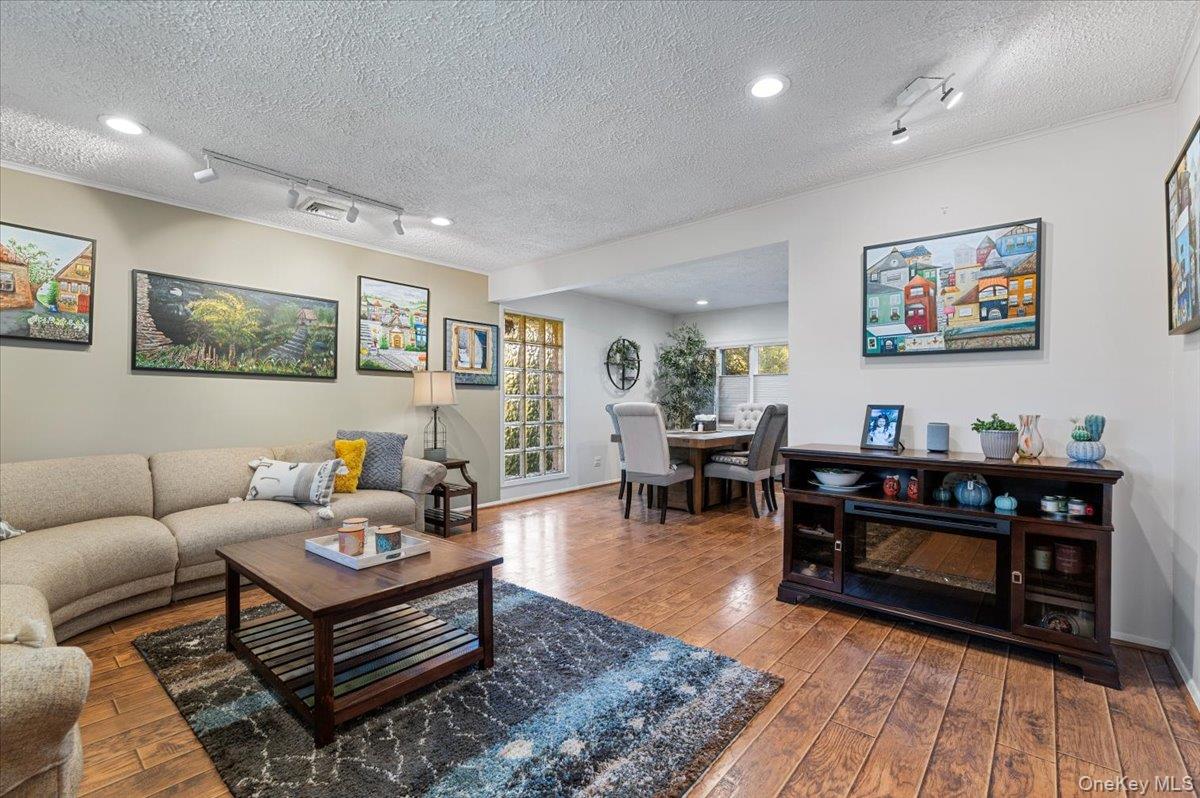 #5 photo, 2 Doone Drive, Syosset , NY 11791