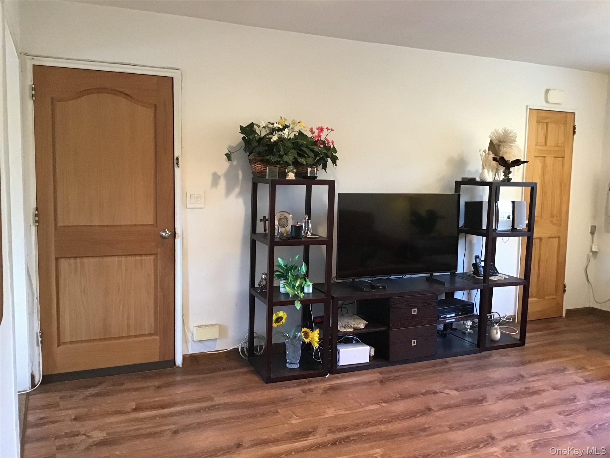 #6 photo, 58-28 251 Street, Little Neck , NY 11362