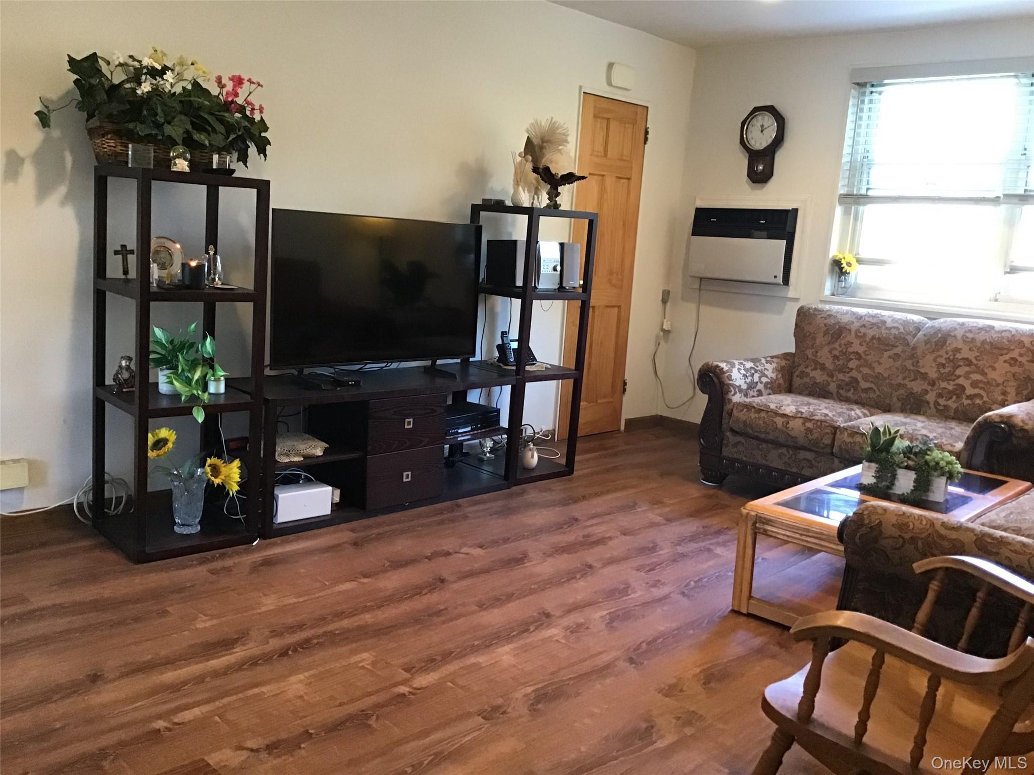 #7 photo, 58-28 251 Street, Little Neck , NY 11362