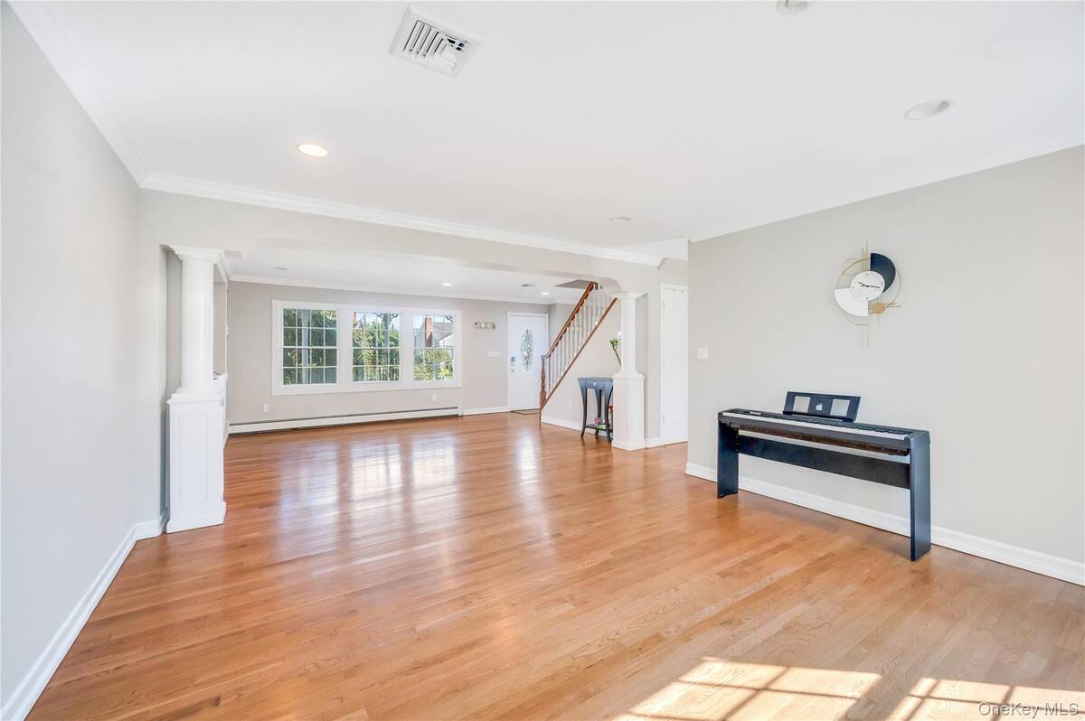 #8 photo, 131 Carol Road, East Meadow , NY 11554