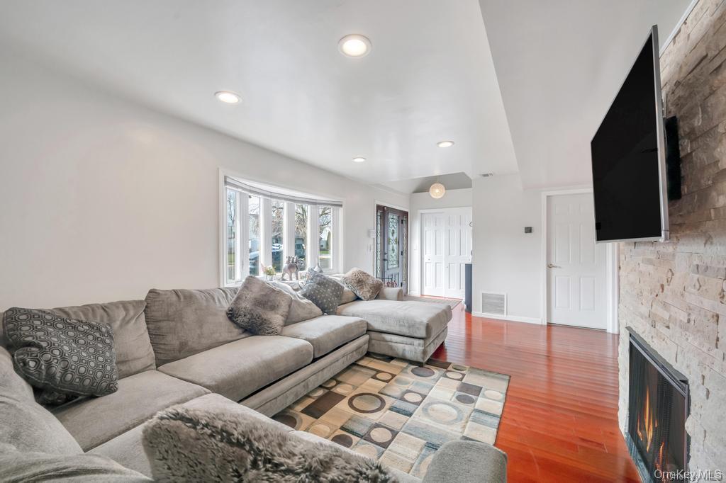 #14 photo, 11 Berry Lane, Hicksville , NY 11801