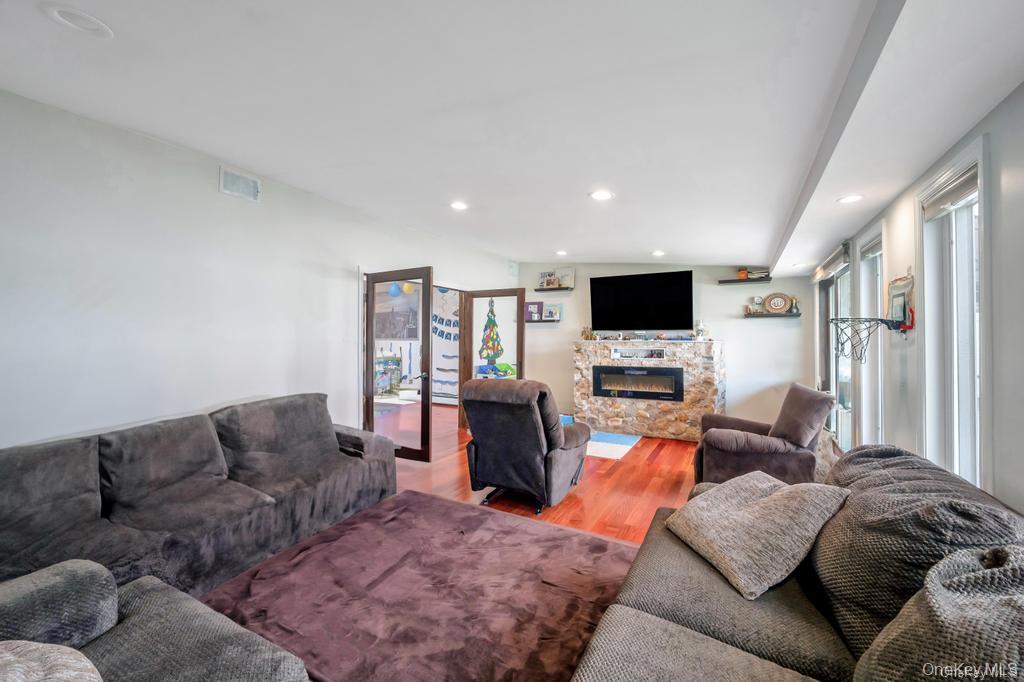 #16 photo, 11 Berry Lane, Hicksville , NY 11801