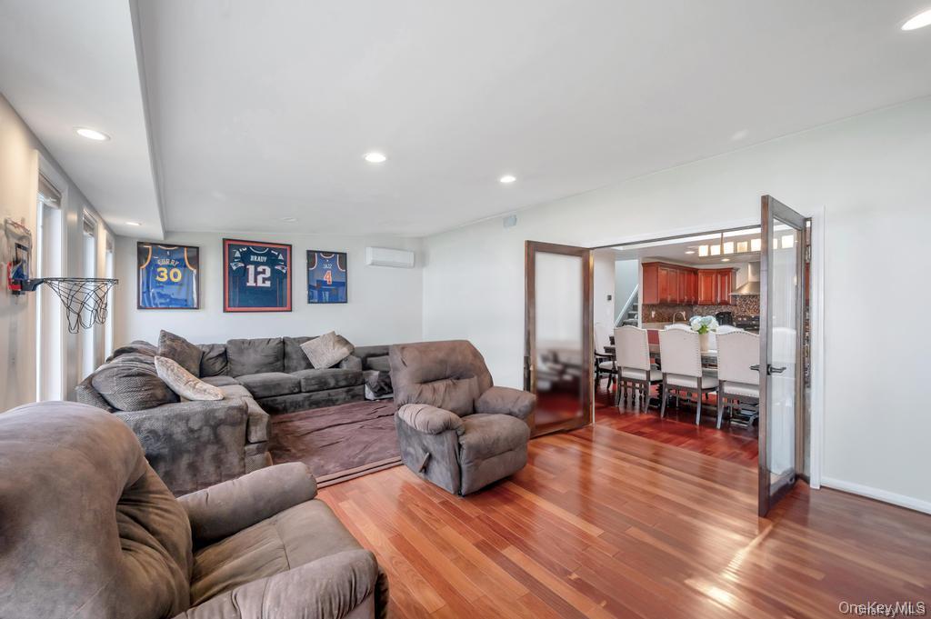 #18 photo, 11 Berry Lane, Hicksville , NY 11801