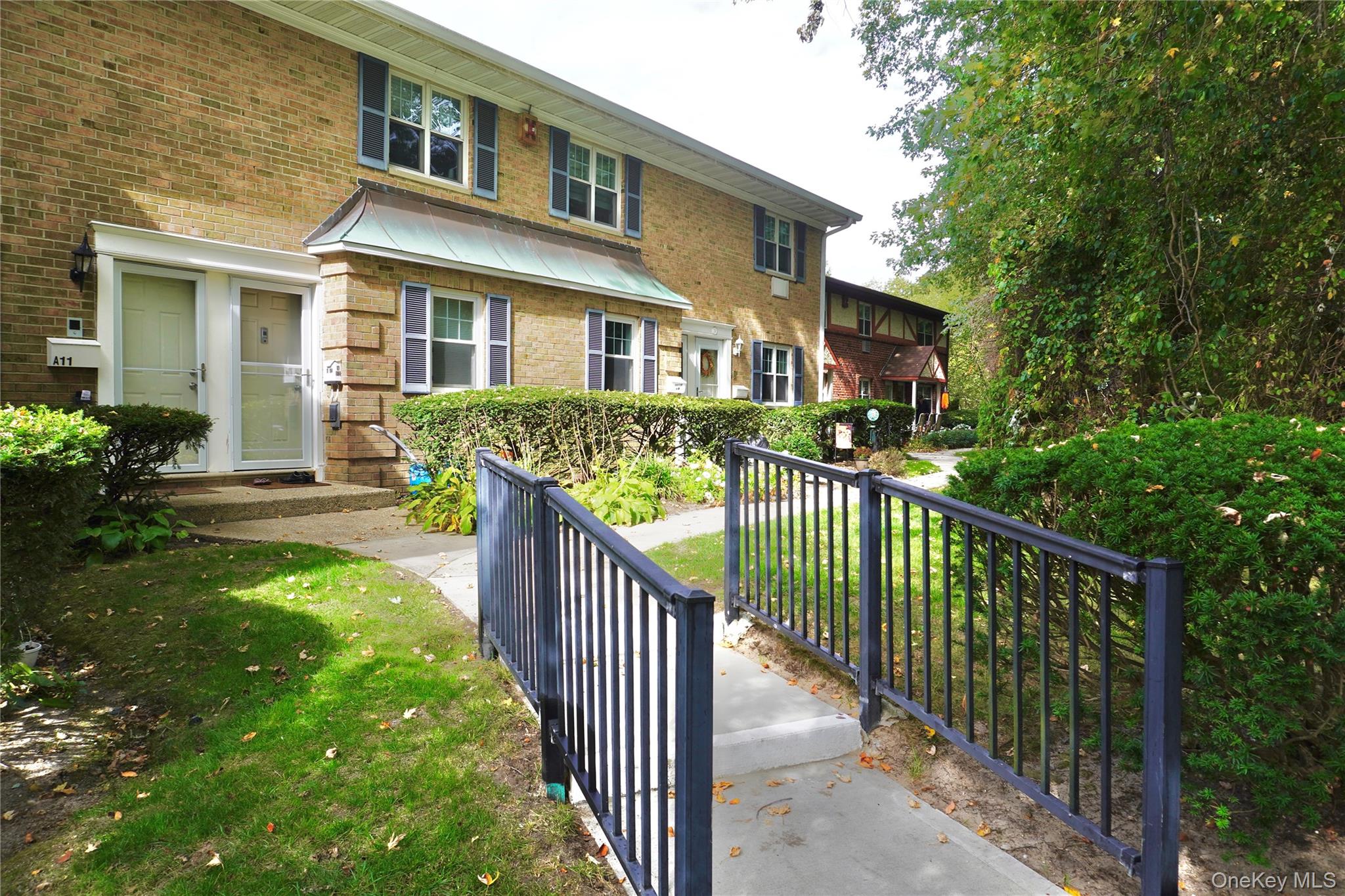 #1 photo, 6 Glen Hollow Drive, サフォーク郡 Holtsville , NY 11742