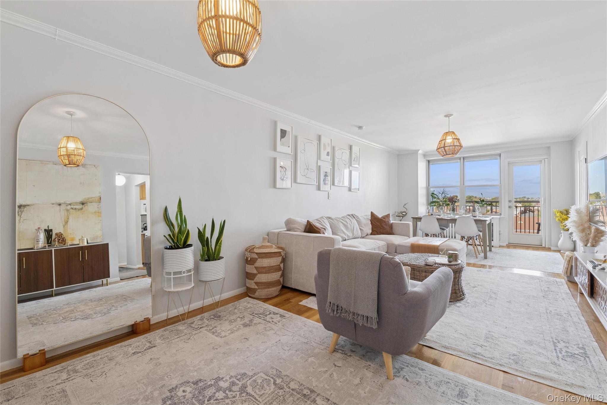 #1 photo, 410 E Broadway, नासाउ काउंटी Long Beach , NY 11561