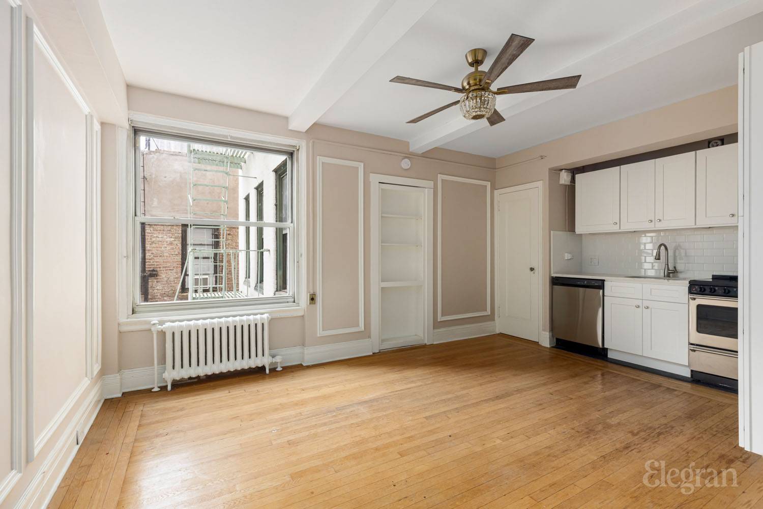 #1 photo, 325 W 45th Street, マンハッタン Hell's Kitchen , NY 10036