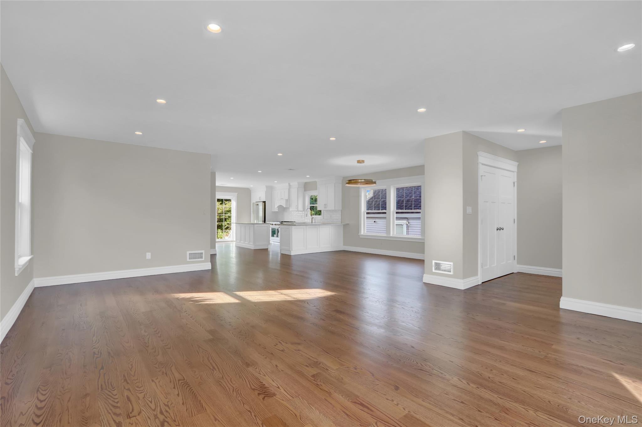 #5 photo, 538 W Walnut Street, ナッソー郡 Long Beach , NY 11561