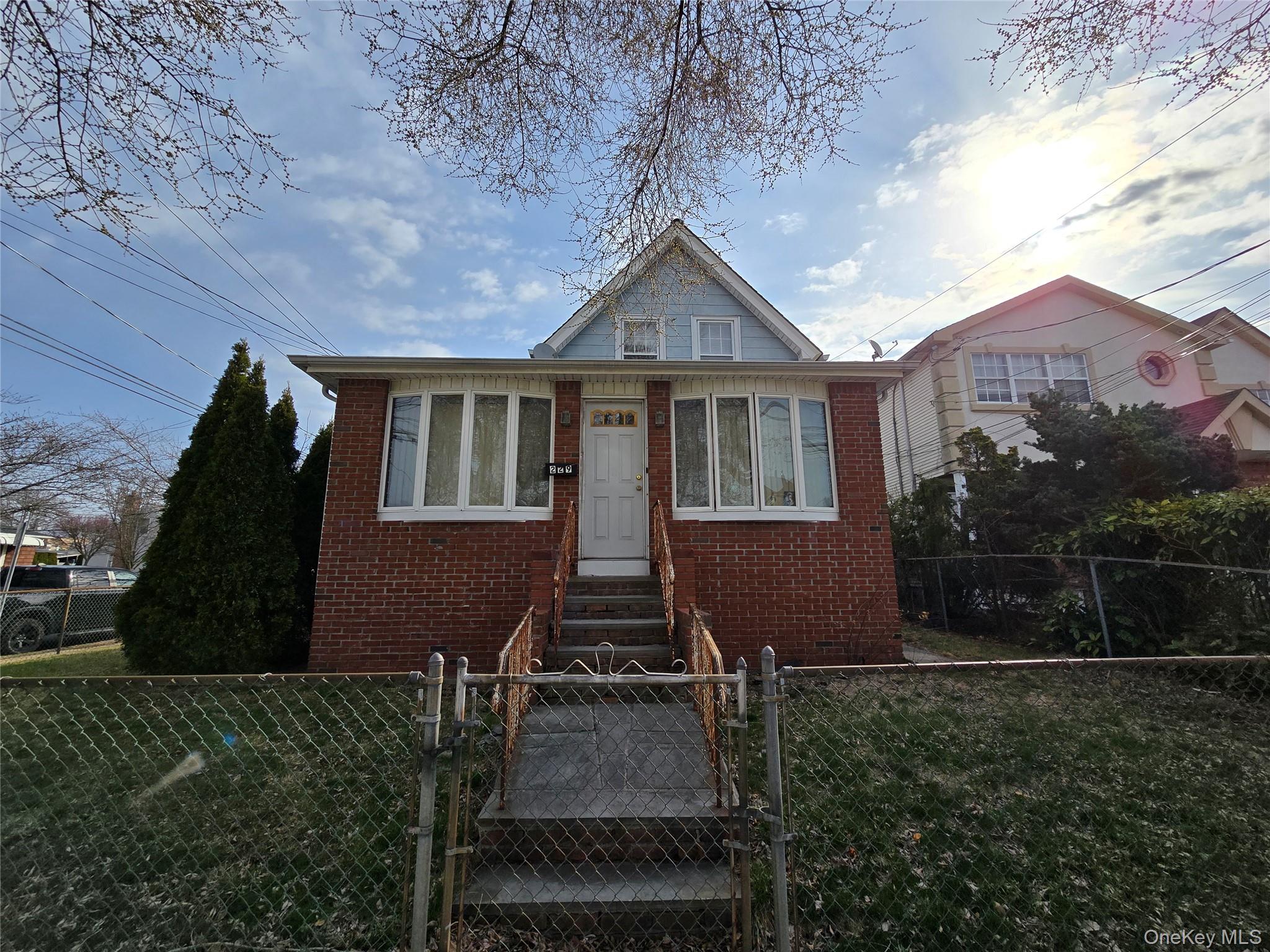 #1 photo, 229 Rushmore Avenue, नासाउ काउंटी Carle Place , NY 11514