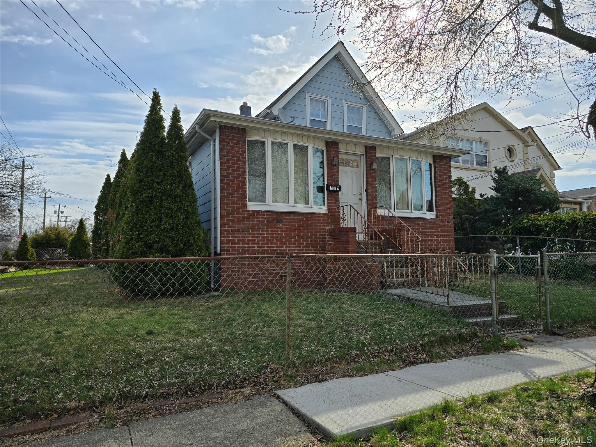 #2 photo, 229 Rushmore Avenue, नासाउ काउंटी Carle Place , NY 11514