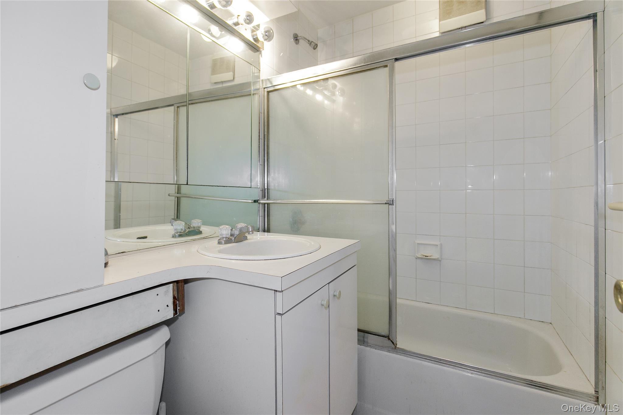 #11 photo, 15 Canterbury Road, Great Neck , NY 11021