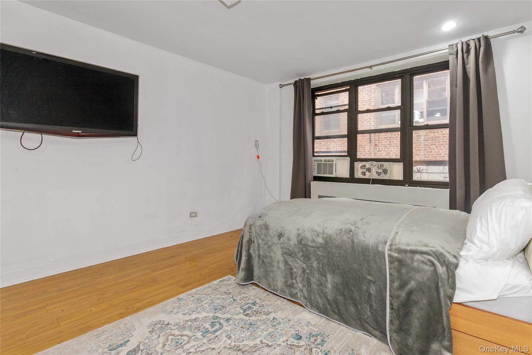 #5 photo, 15 Canterbury Road, Great Neck , NY 11021