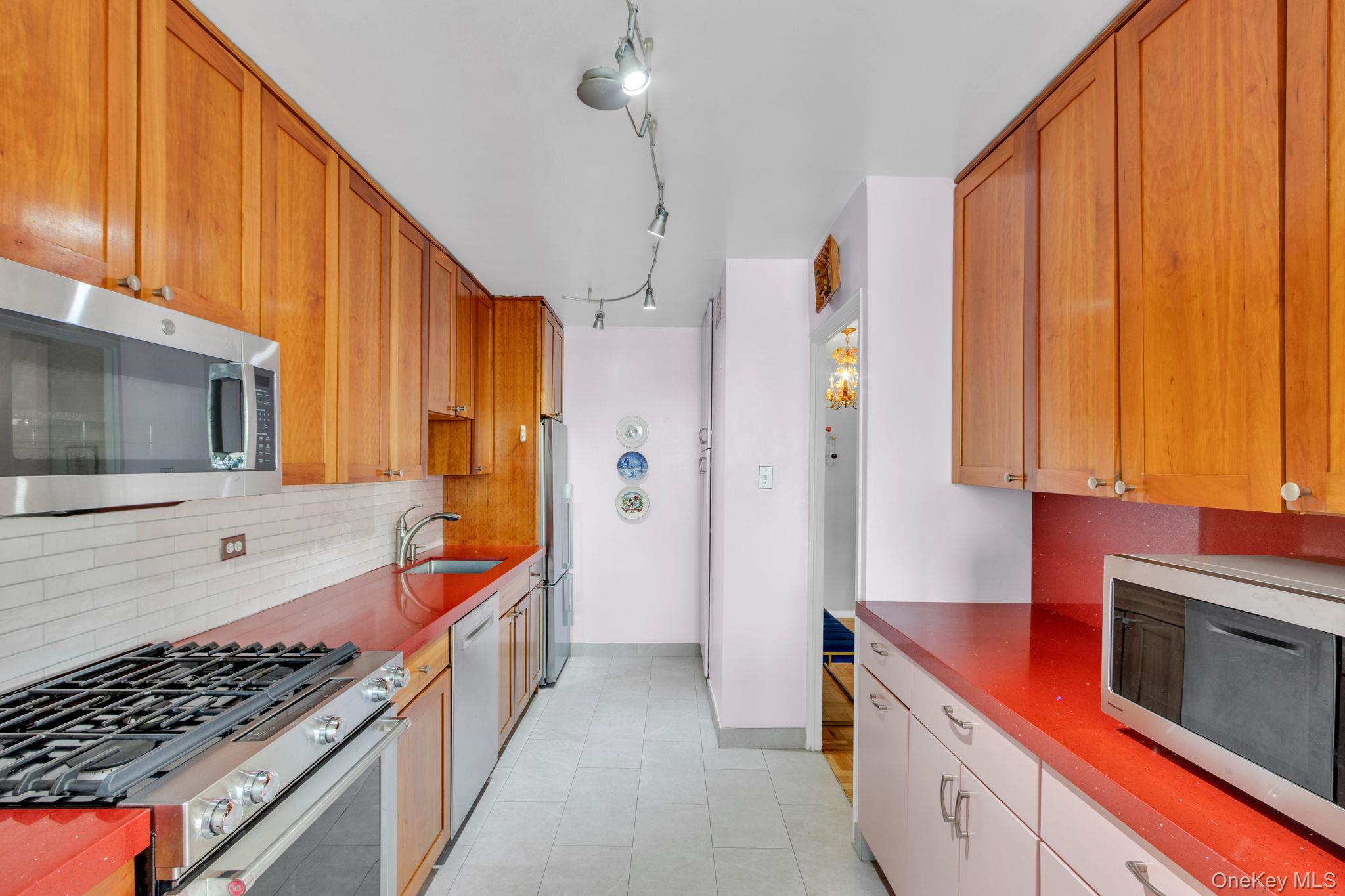 #10 photo, 2500 Johnson Avenue, Bronx , NY 10463