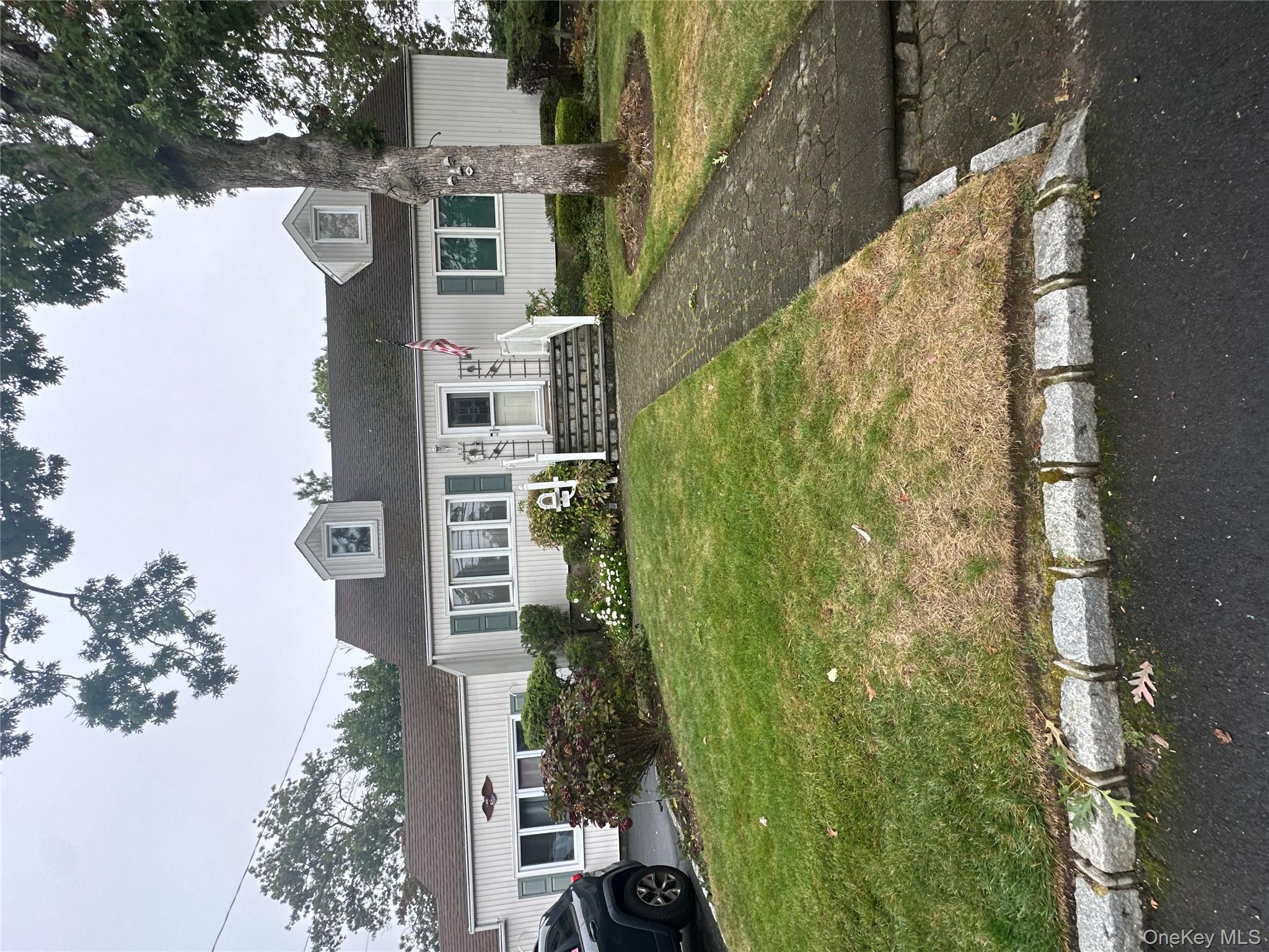 #1 photo, 528 N Broome Avenue, सफ़ोक काउंटी Lindenhurst , NY 11757