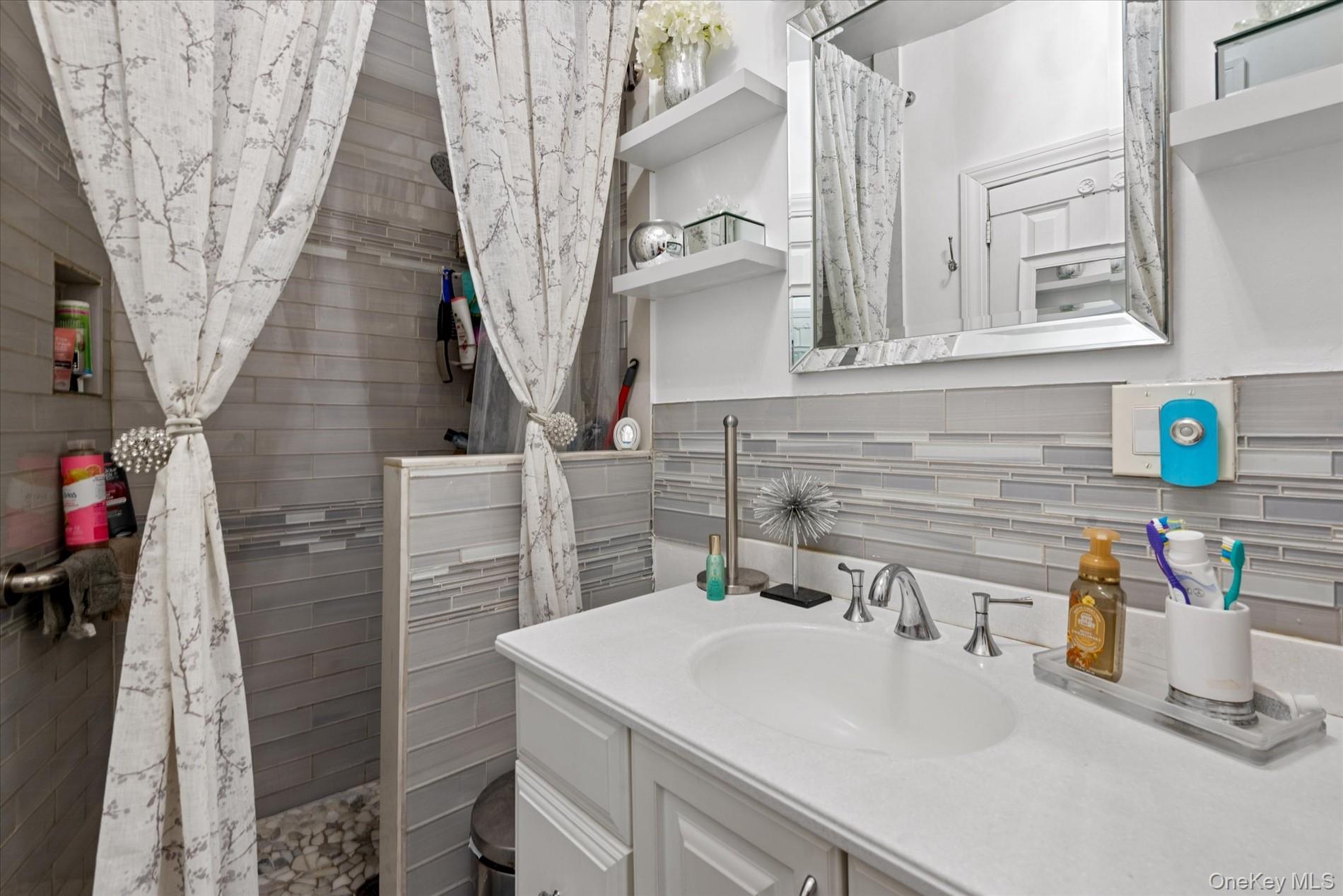 #12 photo, 285 Lincoln Avenue, Brooklyn , NY 11208