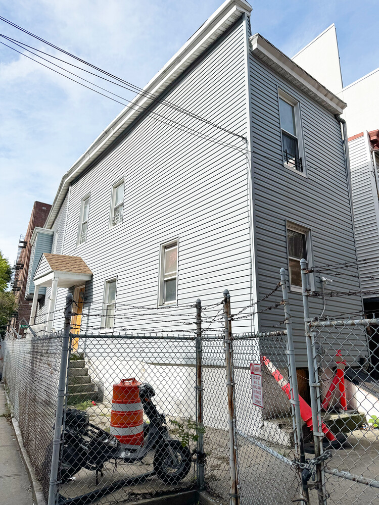 #4 photo, 2249 BASSFORD Avenue, Belmont , NY 10457