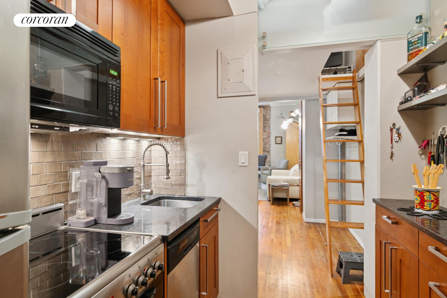 #4 photo, 23 WAVERLY Place, マンハッタン Greenwich Village , NY 10003