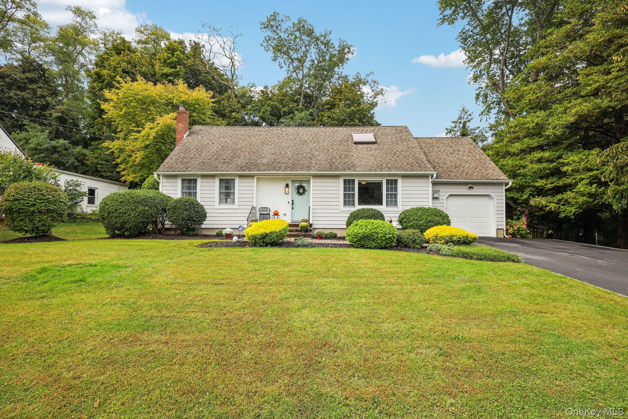 #1 photo, 12 Garden Avenue, सफ़ोक काउंटी Miller Place , NY 11764