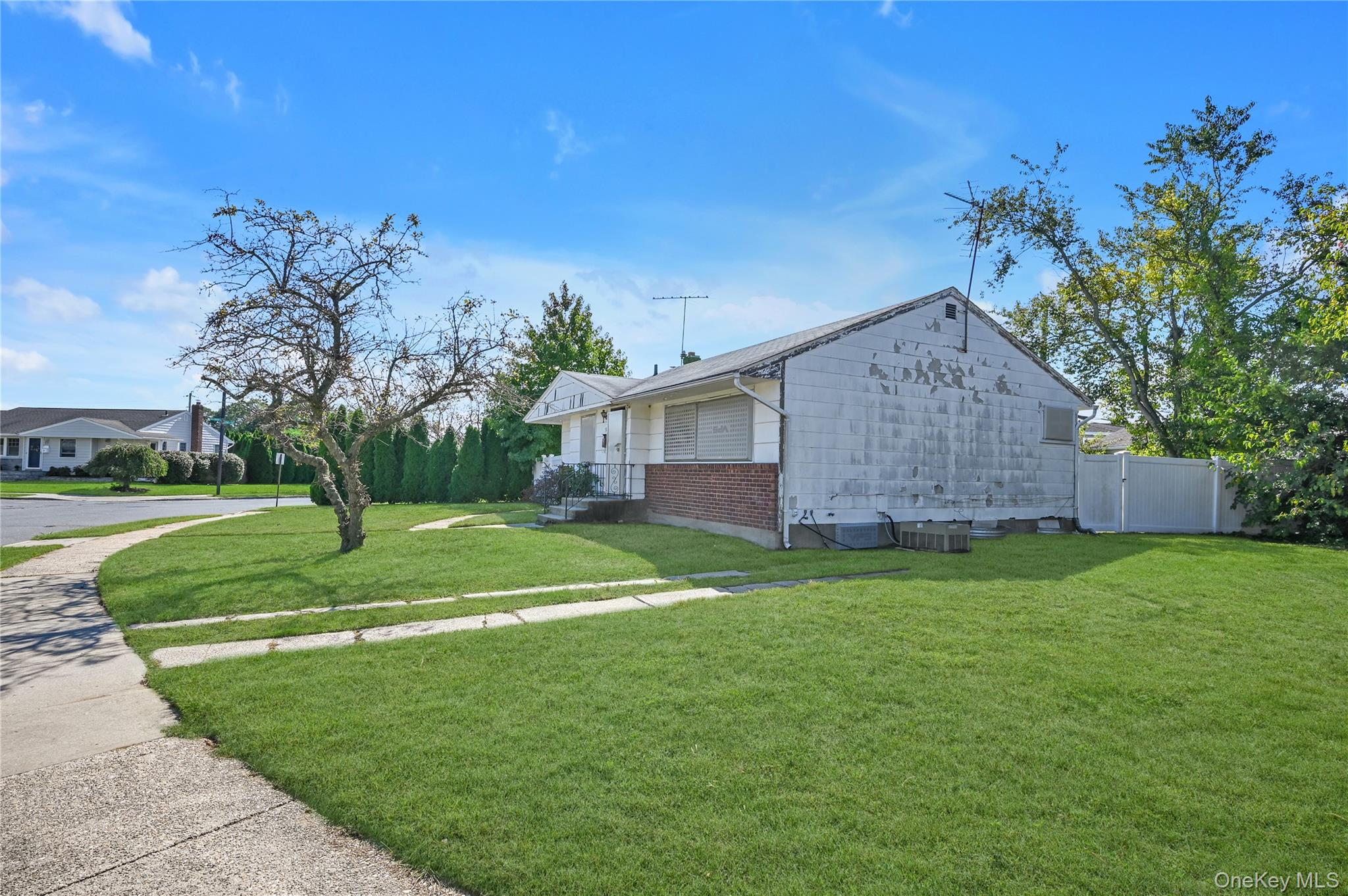 #17 photo, 58 Amherst Lane, Hicksville , NY 11801