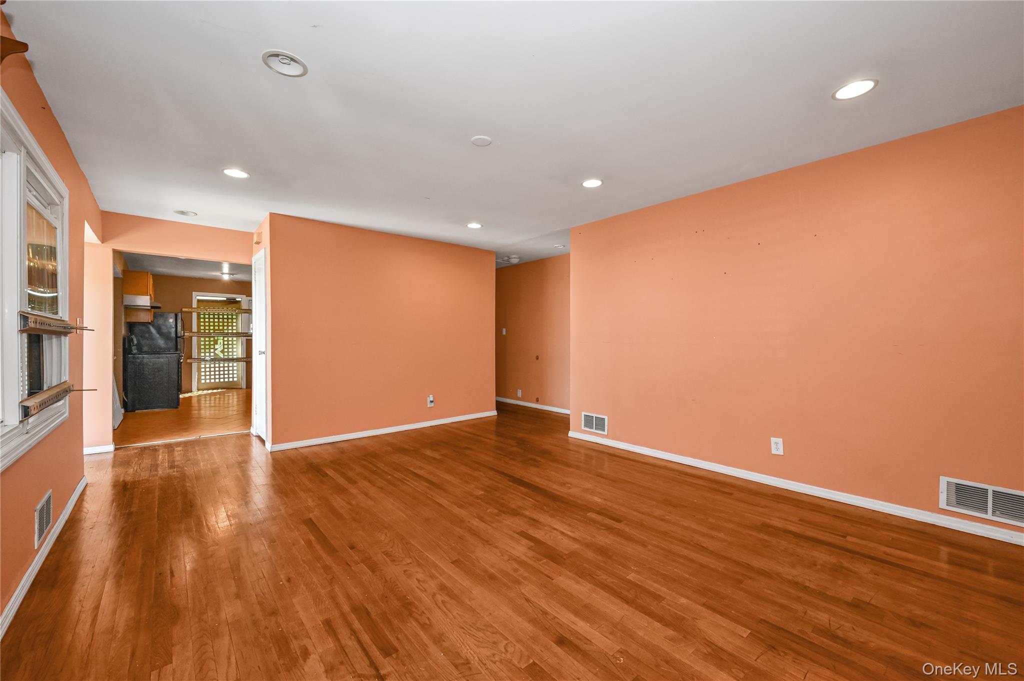 #4 photo, 58 Amherst Lane, Hicksville , NY 11801