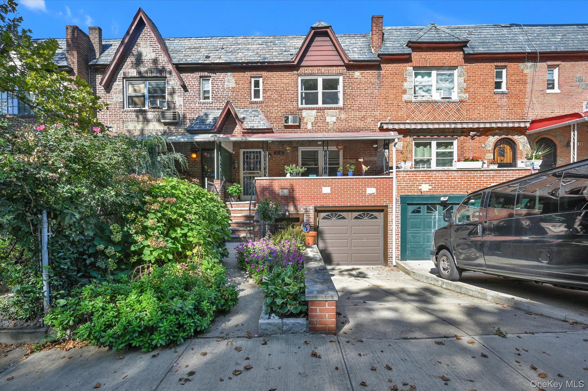 #1 photo, 3040 Hobart Street, Куинс ‖ Woodside , NY 11377