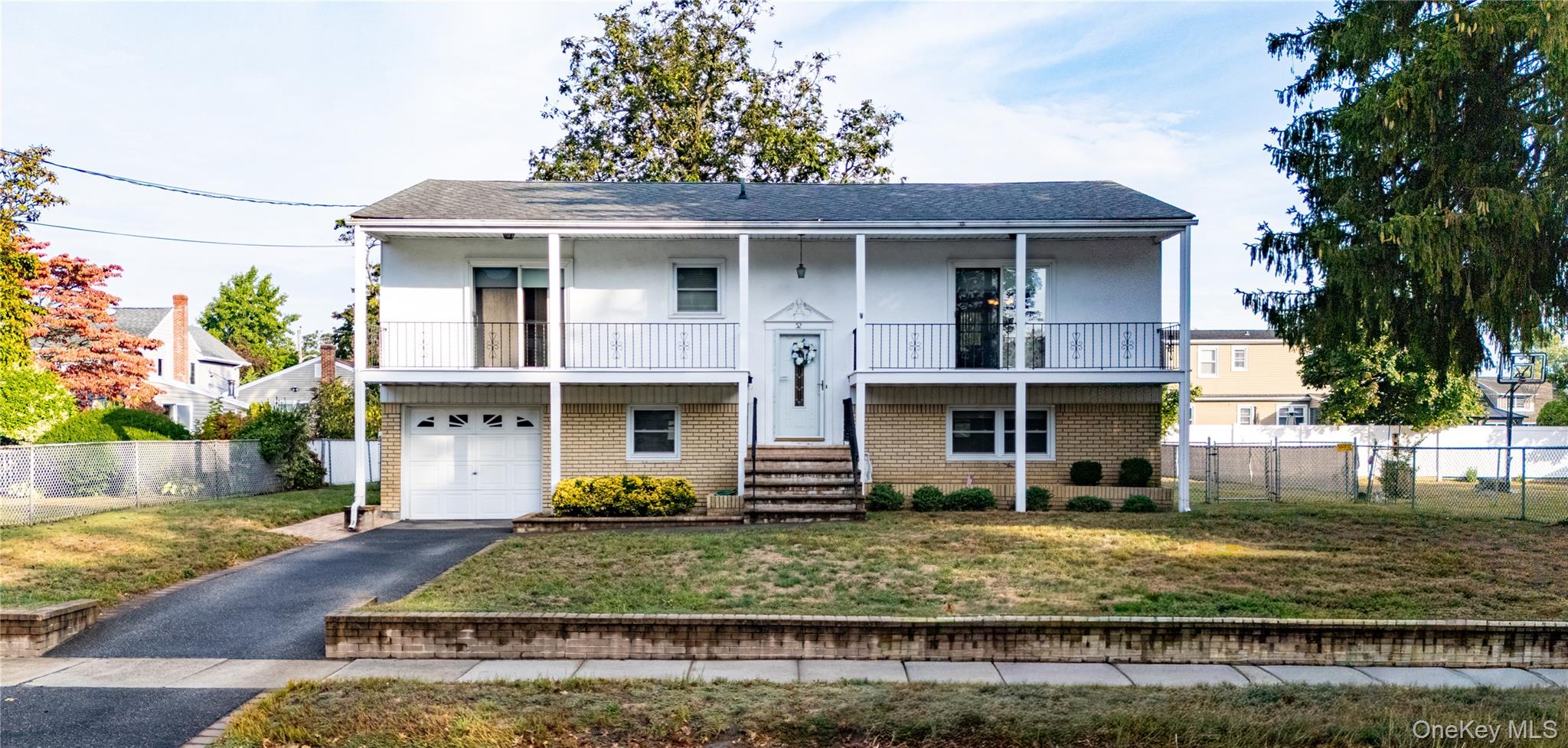 #1 photo, 52 Dover Street, 东长岛 Lindenhurst , NY 11757