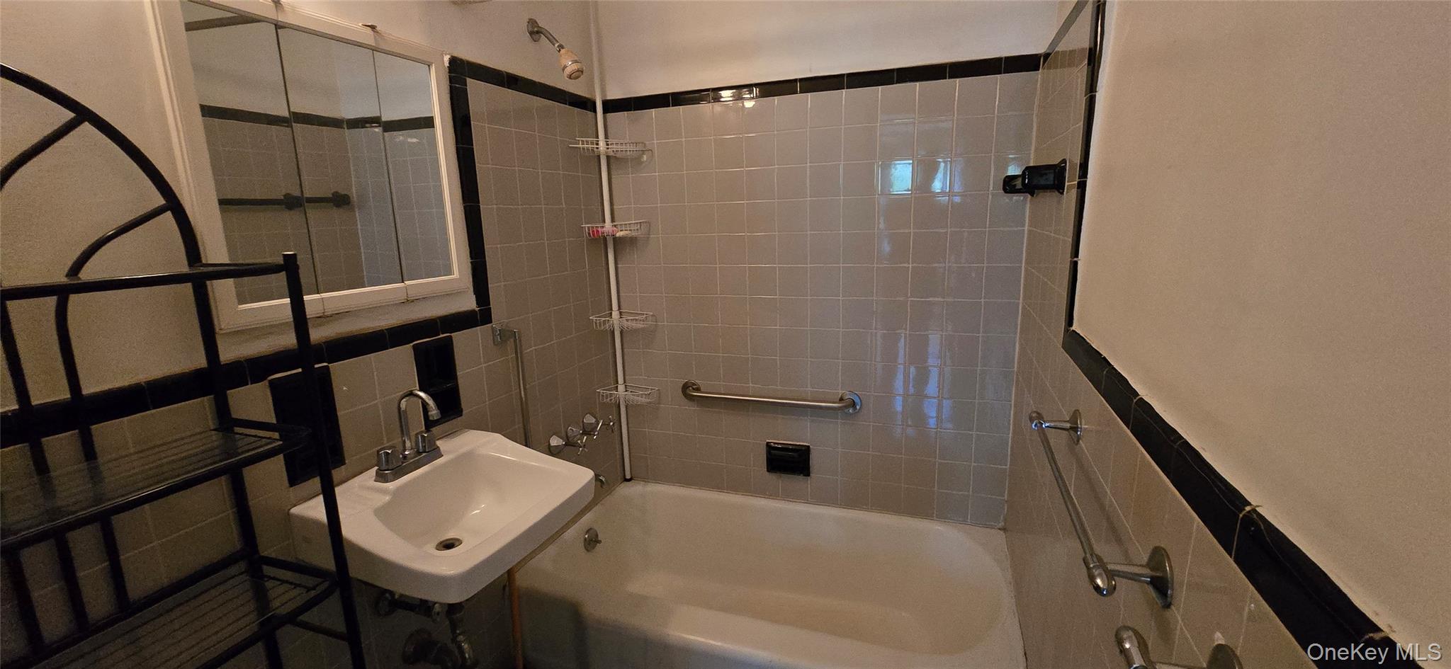 #19 photo, 94-11 60th Avenue, Elmhurst , NY 11373