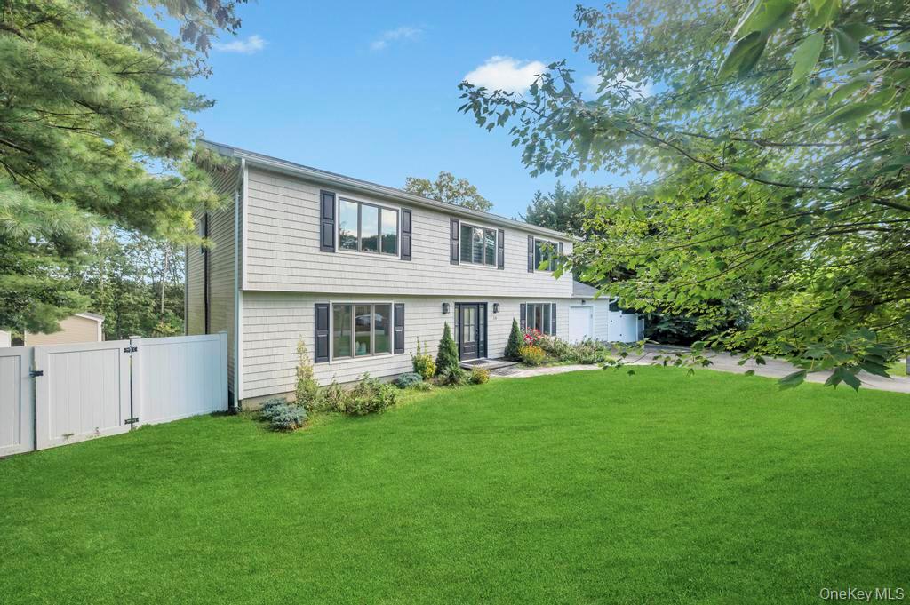 #2 photo, 18 Stonehurst Lane, Dix Hills , NY 11746