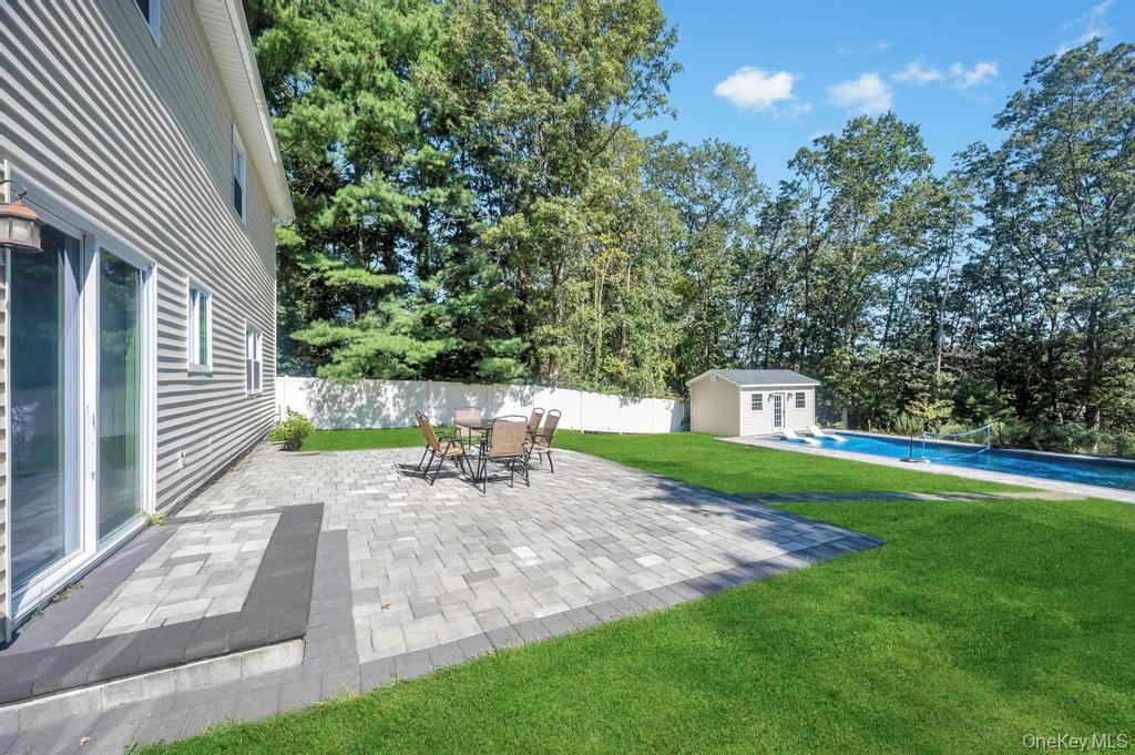 #4 photo, 18 Stonehurst Lane, Dix Hills , NY 11746